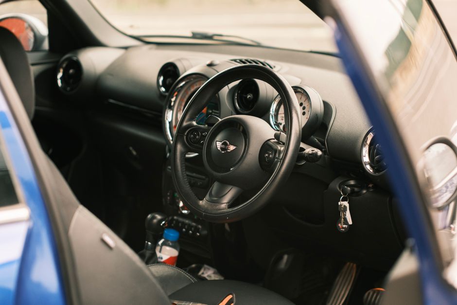 Gros plan sur l'intérieur d'une Mini Cooper S, incluant le volant et le tableau de bord à Melbourne, en Australie.